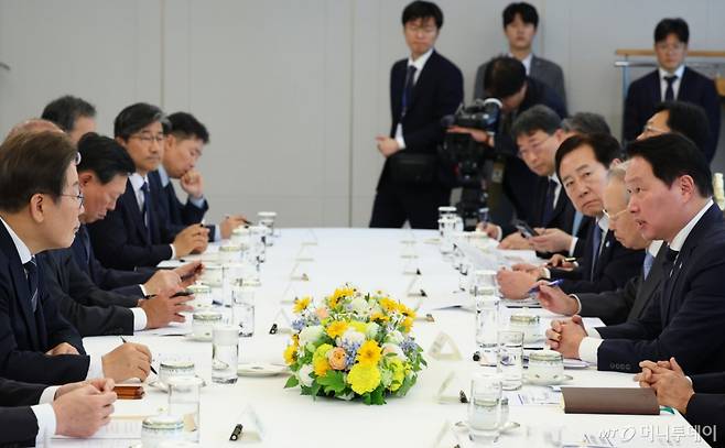 이재명 대통령이 13일 서울 용산 대통령실에서 열린 6경제단체와 기업인 간담회에서 최태원 SK그룹 회장 겸 대한상공회의소회장의 발언을 경청하고 있다. /사진=뉴시스