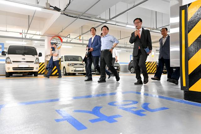 12일 오후 열린 독립문문화공원 공영주차장 개장식에서 이성헌(오른쪽 세 번째) 서대문구청장 등 참석자들이 시설을 돌아보고 있다.서대문구청 제공