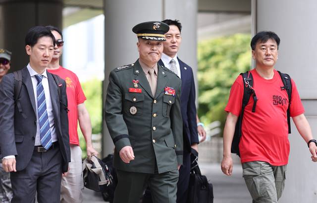 채상병 특검 앞두고… : 해병대 채모 상병 순직사건과 관련해 항명 혐의 등으로 기소됐으나 1심 무죄를 선고받은 박정훈 전 해병대 수사단장이 13일 오전 서울 서초구 서울고등법원에서 열리는 2심 첫 공판기일에 출석하기 위해 이동하고 있다. 연합뉴스