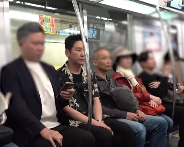 신동엽이 일본 지하철에 앉아 이동해 눈길을 끌고 있다. / 유튜브 '추성훈' 캡처