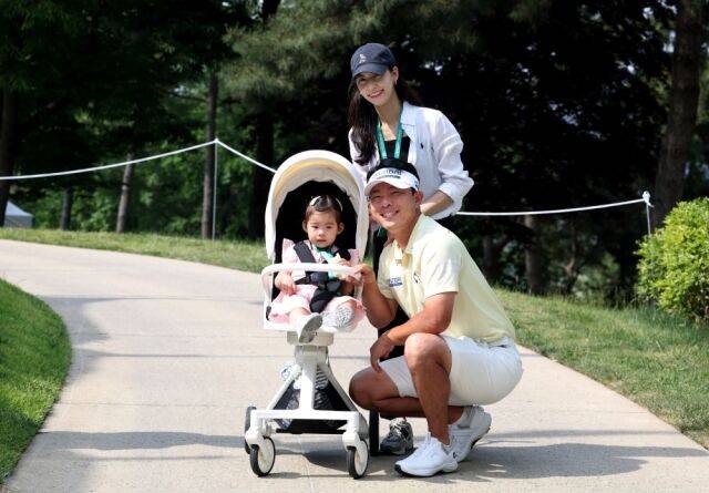 가족과 함께 한 맹동섭./KPGA