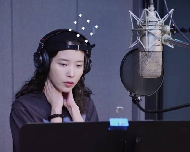 아이유가 귀여운 애드리브 요청에 당황해했다. / 유튜브 '이지금'