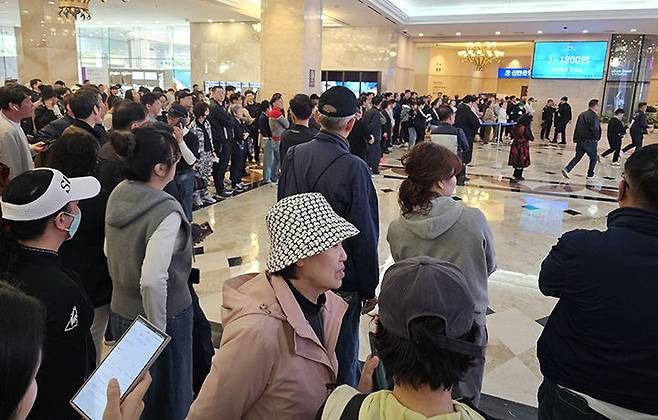 매일 오전 10시 카지노 입장을 위해 강원랜드 카지노 입구에서 차례를 기다리고 있는 모습. 하루 20시간 영업과 수요, 공급의 균형이 머너진 탓에 자리매매와 대리베팅이 지속되고 있다.(사진=뉴시스) *재판매 및 DB 금지