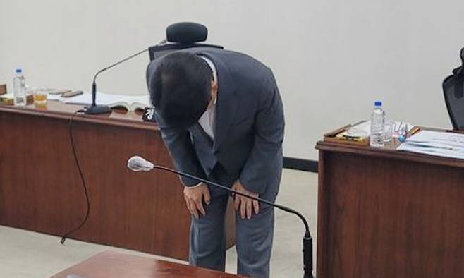 A구의원이 음주운전 방조 논란과 관련해 공개 사과하고 있다. 대구=뉴시스
