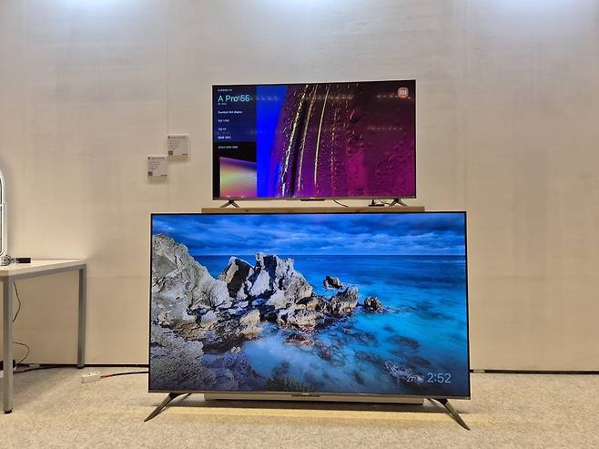 13일 오후 서울 강남구 코엑스 D홀 ‘스마트 테크 코리아(Smart Tech Korea·STK) 2025’ 박람회에 마련된 중국 IT업체 샤오미의 한국 법인 샤오미코리아 부스에 75인치 TV ‘A Pro 75 2025’(아래)와 55인치 ‘A Pro 55 2025(위)’가 전시되어 있다. 김동환 기자