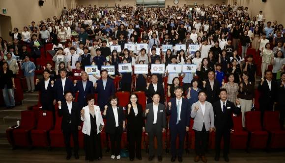 문형배 전 헌법재판관과 김대중 전남교육감 등 참석자들이 토크콘서트가 끝난 뒤 기념촬영을 하고 있다.