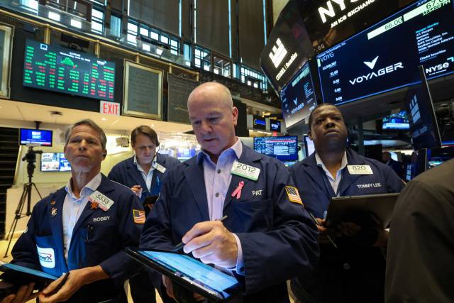 미국 뉴욕증권거래소에서 트레이더들이 업무를 보고 있다. 로이터연합뉴스