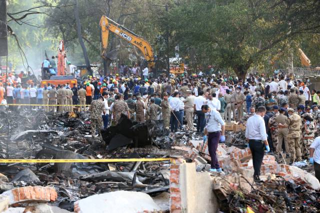 12일(현지 시간) 인도 구자라트주 아메다바드에서 발생한 여객기 추락 사고 현장에서 소방 대원과 군 관계자 등이 사망자 수색 등 작업을 벌이고 있다. UP연합뉴스