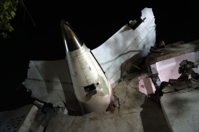 12일(현지 시간) 인도 아마다바드의 한 공항에서 런던 개트윅 공항으로 향하던 에어인디아 항공기가 이륙 중 추락했다. EPA연합뉴스