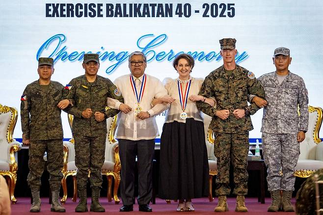 지난 4월 21일(현지시간) 필리핀 군 본부에서 열린 필리핀·미국 합동군사훈련 ‘발리카탄’ 개막식에서 양국 장성들과 필리핀 외무장관, 주필리핀 미국대사 등이 기념촬영을 하고 있다. 로이터연합뉴스