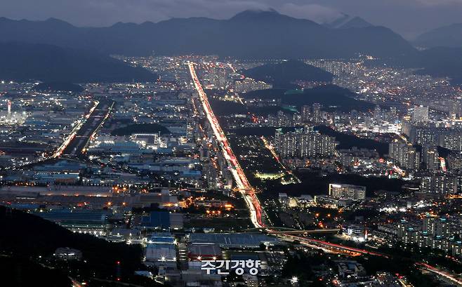 경남 창원시 불모산에서 내려다본 전경. 창원공단(왼쪽)과 주거지역(오른쪽)을 가로지른 창원대로를 붉은빛의 차들이 달리고 있다. 경향신문 자료 사진