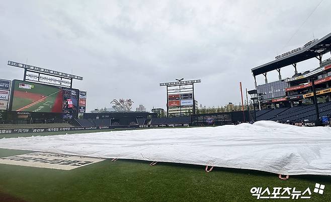 13일 대전 한화생명 볼파크에서는 '2025 신한 SOL Bank KBO리그' LG와 한화의 팀 간 9차전이 열릴 예정이었다. 그러나 경기 개시를 앞두고 계속된 비로 오후 5시가 되기 전 취소가 발표됐다. 이날 취소된 경기는 추후 편성된다. 14일 선발투수로는 LG 임찬규, 한화 코디 폰세가 맞붙는다. 대전, 김한준 기자