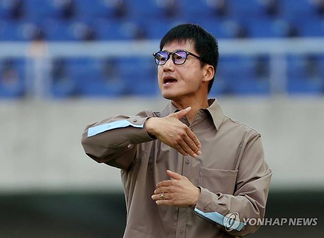 작전 지시하는 이정효 감독 (광주=연합뉴스) 조남수 기자 = 25일 광주월드컵경기장에서 열린 K리그1 2025 15라운드 광주FC와 강원FC의 경기. 광주 이정효 감독이 선수들에게 작전 지시하고 있다. 2025.5.25 iso64@yna.co.kr