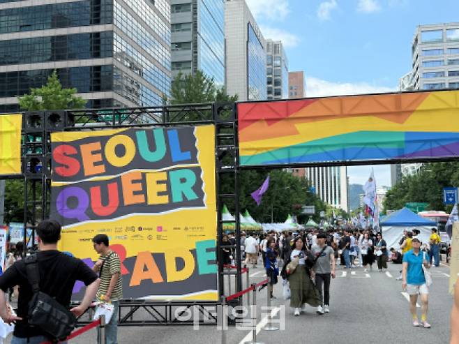 시민들이 서울 남대문로 을지로1가 사거리에서 열린 퀴어퍼레이드 주변에서 사진촬영을 하고 있다. (사진 = 이데일리 김한영 기자)