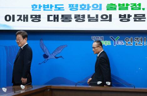 이재명 대통령이 13일 경기도 연천군청에서 기본소득 실시지역 현황 점검을 하기 위해 회의실에 위성락 국가안보실장과 함께 입장하고 있다.(사진=연합뉴스)