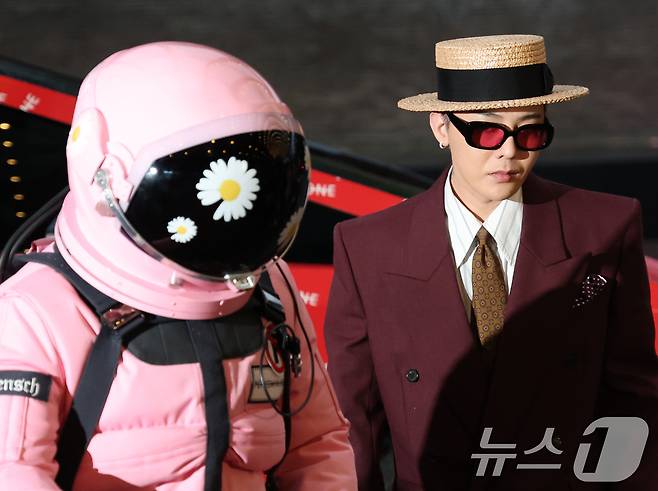 빅뱅 지드래곤(GD,권지용)이 13일 오후 서울 용산구 그랜드 하얏트 서울 호텔에서 열린 '피스마이너스원 프리미엄 하이볼 론칭 파티-더 시그널(THE SIGNAL)' 참석을 위해 PEACEMINUSONE 로고가 새겨진 사이버트럭에서 하차하고 있다. ⓒ News1 권현진 기자