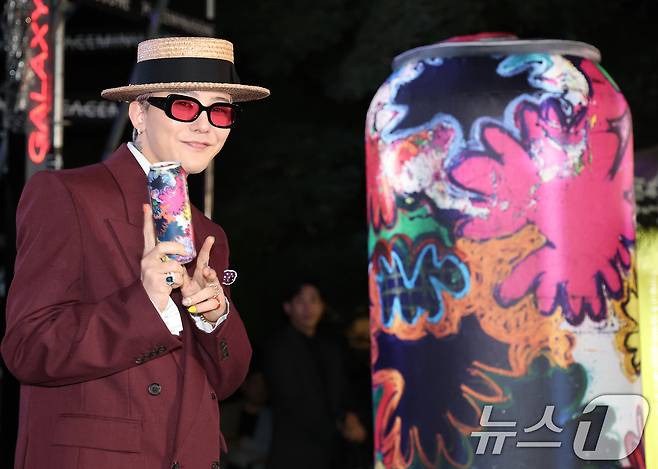 빅뱅 지드래곤(GD,권지용)이 13일 오후 서울 용산구 그랜드 하얏트 서울 호텔에서 열린 '피스마이너스원 프리미엄 하이볼 론칭 파티-더 시그널(THE SIGNAL)'에 참석해 자신이 직접 론칭한 하이볼을 들고 포즈를 취하고 있다. ⓒ News1 권현진 기자