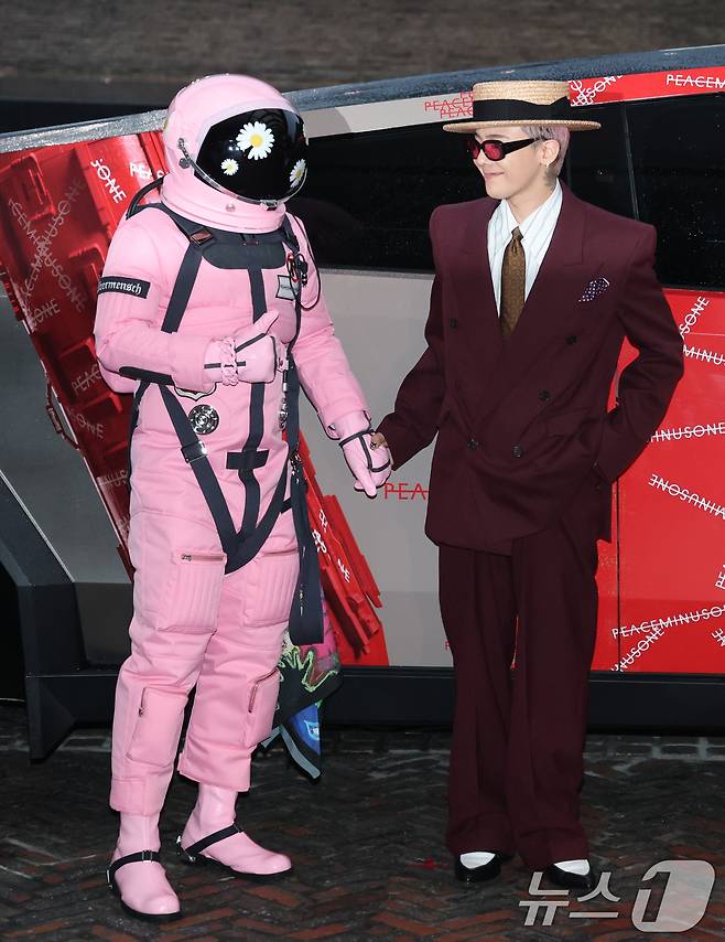 빅뱅 지드래곤(GD,권지용)이 13일 오후 서울 용산구 그랜드 하얏트 서울 호텔에서 열린 '피스마이너스원 프리미엄 하이볼 론칭 파티-더 시그널(THE SIGNAL)'에 참석해 PEACEMINUSONE 로고가 새겨진 사이버트럭 앞에서 포즈를 취하고 있다. 2025.6.13/뉴스1