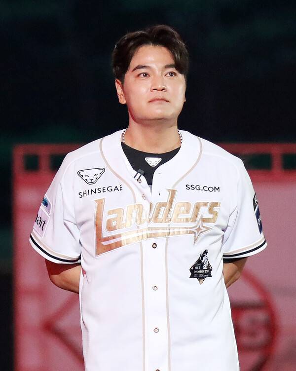 은퇴식에서 눈물을 흘리며 그라운드를 바라보는 추신수 SSG 랜더스 보좌역. 사진┃SSG 랜더스