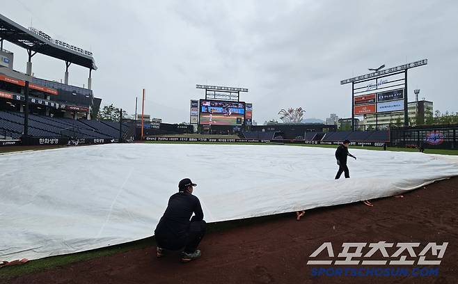 13일 대전 한화생명볼파크에서 열리는 한화와 LG의 경기. 비가 내리는 날씨에 대형 방수포 깔린 한화생명 볼파크. 대전=송정헌 기자songs@sportschosun.com/2025.06.13/