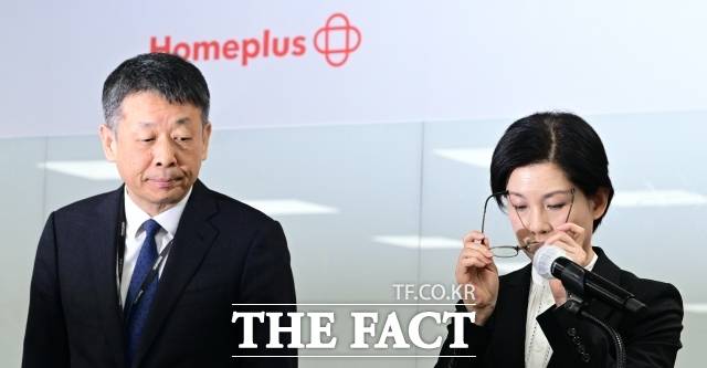 김광일 MBK 파트너스 부회장과 조주연 홈플러스 대표가 지난 3월 14일 서울 강서구 홈플러스 본사에서 기업회생 신청과 관련한 기자간담회에 참석해 입장문을 발표하고 있다. /임영무 기자