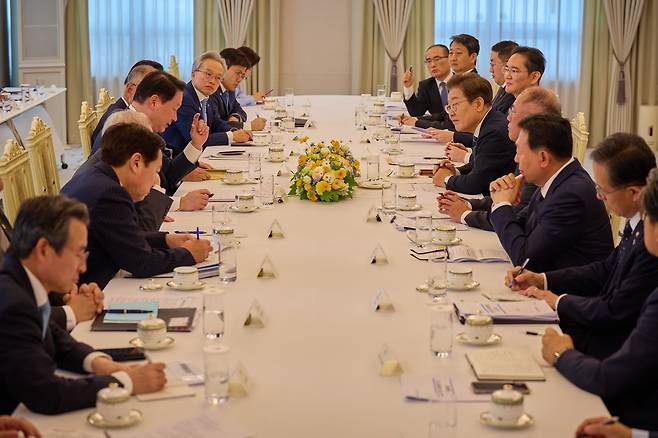 이재명 대통령이 13일 서울 용산 대통령실 청사에서 6경제단체·기업인 간담회를 하고 있다./대통령실