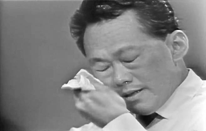 1965년 8월 말레이시아 연방에서 축출돼 독립했을 때, 기자회견에서 눈물을 흘리는 싱가포르 초대 총리 리콴유. /유튜브