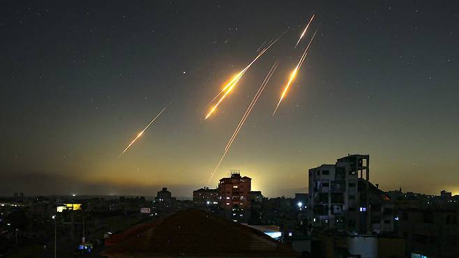 13일 이란이 이스라엘에 대한 보복 공습으로 발사한 미사일 흔적이 보이고 있다./AFP 연합뉴스