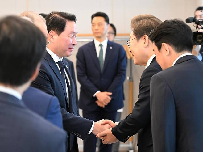 이재명 대통령이 13일 서울 용산 대통령실청사에서 열린 6경제단체와 기업인 간담회에서 최태원 SK 그룹 회장(대한상의회장)과 인사를 나누고 있다. 2025.06.13. 대통령실사진기자단