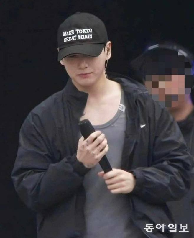 그룹 방탄소년단(BTS)의 멤버 정국이 13일 경기 고양시 서구 고양종합운동장 주경기장에서 ‘도쿄를 다시 위대하게(MAKE TOKYO GREAT AGAIN)’라는 문구가 적힌 모자를 착용한 채 리허설을 하고 있다. 온라인 커뮤니티 캡처