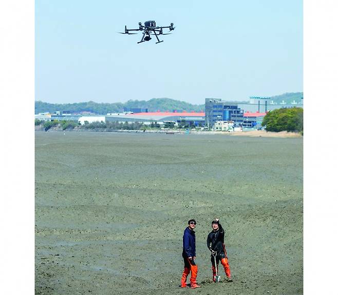 KIOST 연구자들이 드론을 띄워 갯벌 생물 분포와 생물량을 파악하고 있다. 드론은 이르면 올해 6월부터 실전 조사에 투입될 예정이다.