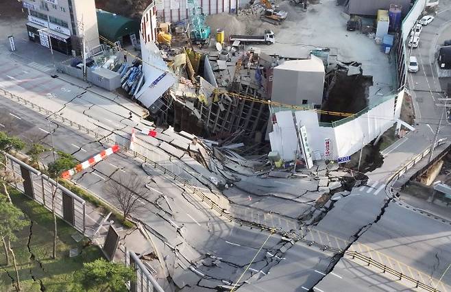 2025년 4월 11일 경기 광명시 신안산선 공사 현장에서 깊이 30여m에 위치한 터널이 붕괴하며 대규모의 땅꺼짐이 발생했다. 이 사고로 공사 현장에서 일하던 근로자 2명이 도로 아래로 빠져 1명이 사망했다. 동아일보 DB