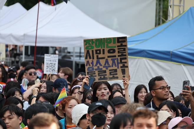 26회 서울퀴어퍼레이드에 참가한 시민이 손팻말을 들고 행진하고 있다. 정용일 선임기자 yongil@hani.co.kr