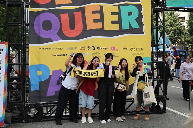 26회 서울퀴어퍼레이드에 참가한 시민들이 기념사진을 찍고 있다. 정용일 선임기자 yongil@hani.co.kr