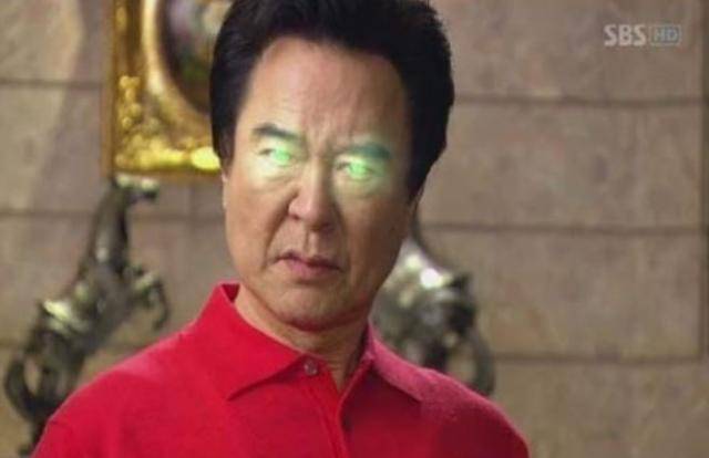 2011년 방송된 SBS 드라마 '신기생뎐'에서 귀신에 빙의된 극중 인물 아수라(임혁)의 눈빛이 초록색으로 빛나고 있다. SBS 방송 캡처