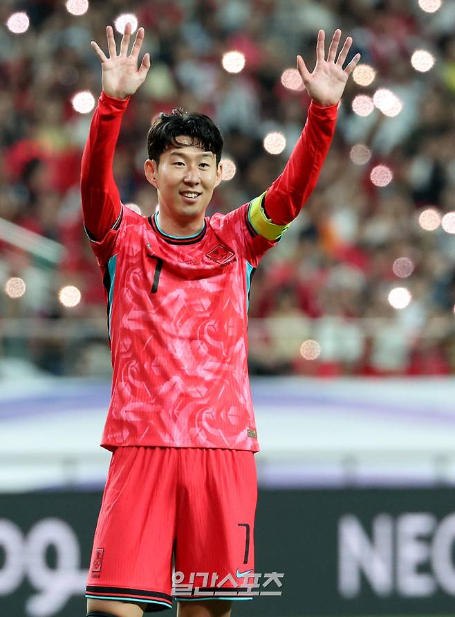 11회 연속 월드컵 본선 진출을 확정지은 대한민국 축구대표팀이 10일 오후 서울 마포구 서울월드컵경기장에서 2026 FIFA 북중미 월드컵 아시아지역 3차 예선 최종전 쿠웨이트와의 경기를 가졌다. 후반 황인범이 득점찬스를 놓치자 손흥민이 손을 흔들며 격려하고 있다. 상암=김민규 기자 mgkim1@edaily.co.kr /2025.06.10/