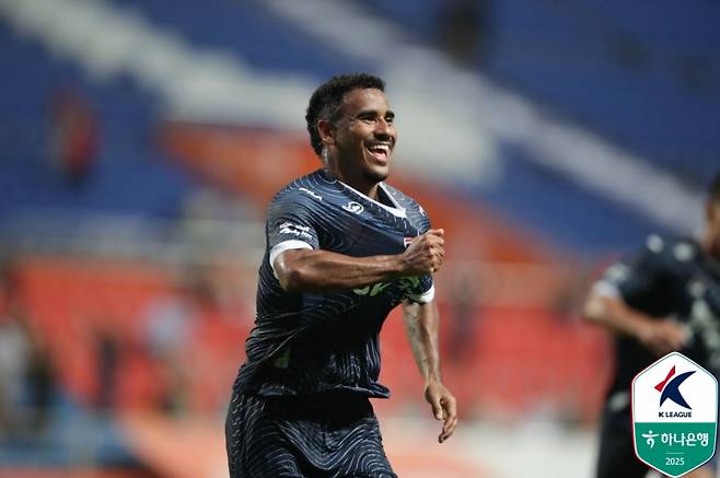 제주 데닐손이 14일 제주월드컵경기장에서 열린 대구와의 K리그1 18라운드서 역전 골을 터뜨린 뒤 환호하고 있다. 사진=프로축구연맹