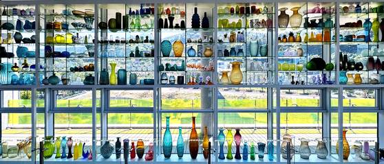 강원 삼척시 도계읍 도계유리나라. 2009년 세계 최초로 석탄 폐석을 활용한 유리 생산에 성공하면서 탄광의 고장 도계읍이 유리고장으로 부활하는 모양새다. 2007년엔 유리 특화 마을인 도계유리마을이, 2018년 3월엔 유리갤러리 등을 갖춘 도계유리나라가 잇달아 들어섰다. 강원도 삼척시 도계읍 강원남부로 893-36. 김홍준 기자