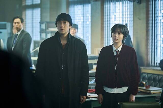 ‘나인 퍼즐’에서 형사 한샘(손석구)과 이나(김다미)는 10년 전 살인사건의 퍼즐을 맞춰나간다. 월트디즈니 컴퍼니 코리아 제공