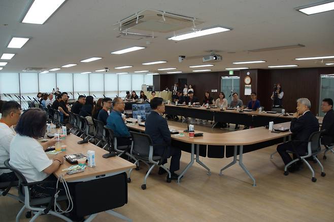 김문훈(오른쪽) 목사가 지난 11일 부산 포도원교회를 방문한 대만 목회자들에게 교회 소개와 목회 비전을 말하고 있다. 김 목사의 소통 방식과 비전에 대해 대만 목회자들은 흡족해하며 크게 매료 됐다.