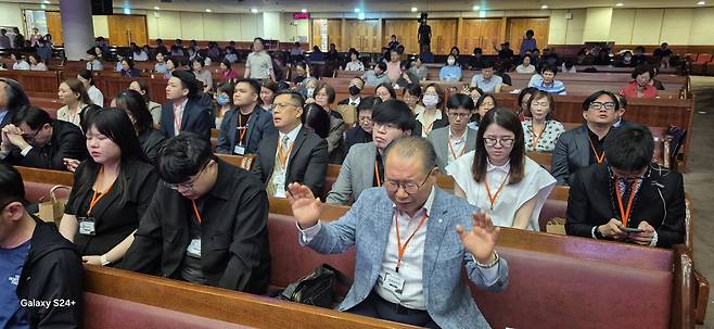 마지막 날 수영로교회 금요철야예배를 드리는 대만 목회자들.