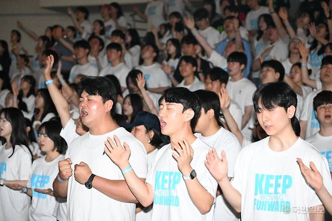 14일 서울 중구 장충체육관에서 열린 ‘2025 더 홀리 스피릿 페스티벌’ 참가자들이 찬양하며 '푯대를 향해 전진할 것'을 다짐하고 있다. 여의도순복음교회 제공