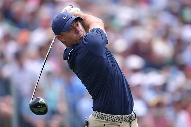 티샷한 뒤 공을 바라보고 있는 로리 매킬로이. AFP 연합뉴스