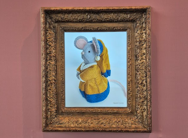 로비에서는 전세계 팬들이 보낸 진주 귀고리 소녀의 다양한 패러디 작품들이 디지털 액자에서 전시된다. ©김슬기