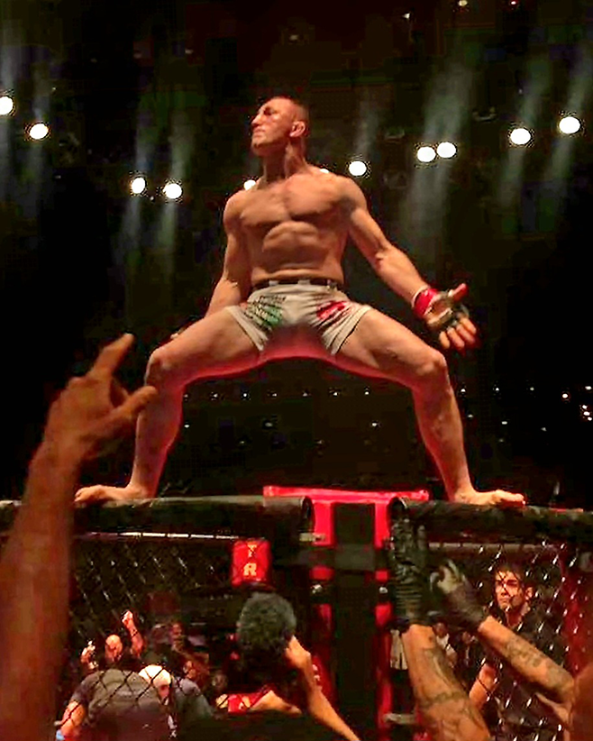 훗날 제11대 UFC 밴텀급 챔피언이 되는 메라브 드발리슈빌리가 2017년 6월 Lookin‘ for a Fight로 진행된 미국 뉴저지주 애틀랜틱시티 ROC 59에서 1라운드 15초 KO승을 거둔 후 케이지 위로 올라가 기뻐하고 있다. 사진=Ring of Combat