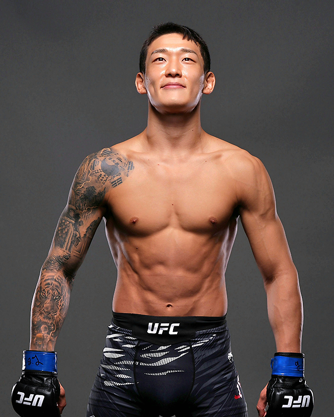 대한민국 UFC 23호 파이터로 데뷔한 유주상이 2025년 6월 미국 뉴저지주 뉴어크 프루덴셜 센터에서 승리 기념 촬영을 하고 있다. 태극기를 모티브로 한 문신이 눈에 띈다. 사진=TKO