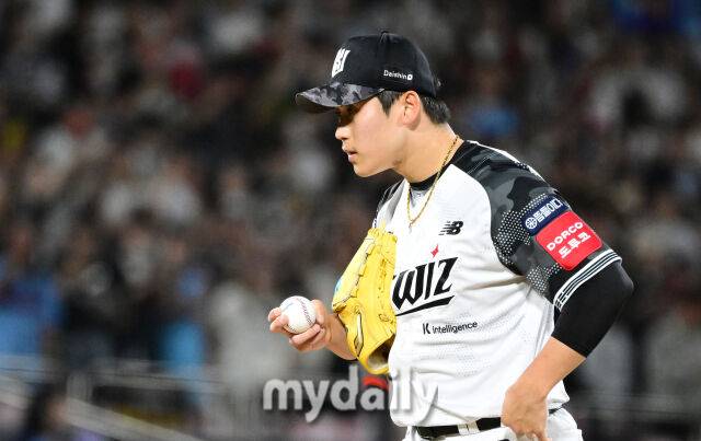 2025년 6월 11일 오후 경기도 수원시 KT위즈파크에서 '2025 신한 SOL뱅크 KBO 리그' 롯데 자이언츠와 KT위즈의 경기가 열렸다. KT 박영현이 8회말 1사 만루서 구원등판해 롯데 장두성을 상대로 11구까지가는 접전 끝에 삼진을 잡은 뒤 당황하고 있다./마이데일리