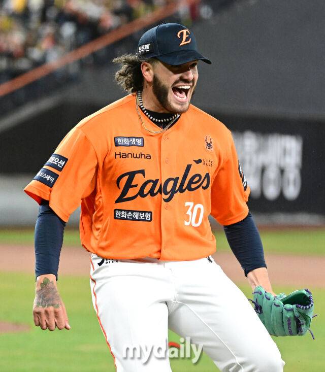 2025년 3월 28일 오후 대전 한화생명 볼파크에서 진행된 '2025 신한 SOL뱅크 KBO 리그' KIA 타이거즈와 한화 이글스의 경기.한화 선발투수 폰세가 6회초를 마치며 포효하고 있다./마이데일리