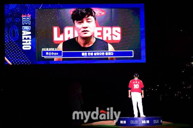 추신수의 영상편지를 보고 있는 이대호./마이데일리