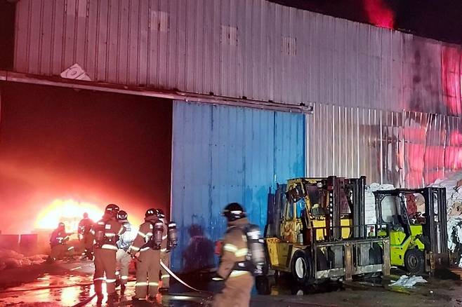 13일 오후 9시4분쯤 전북 군산시 서수면 한 자원재순환시설에 집중 호우에 따른 전기 합선으로 추정되는 불이 나자 119가 출동해 진화하고 있다. 전북도소방본부 제공